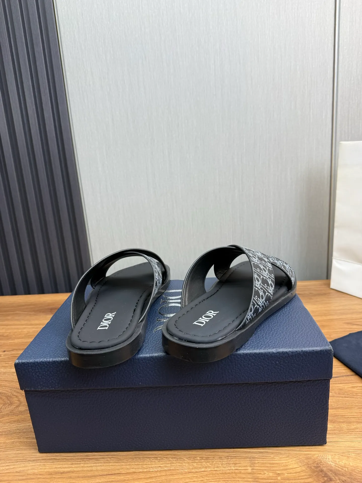 Men's shoes 💰300💰 Dior. Popular slippers hot sale 🔥 Available all year round ✅ Original original material 🩴 SIZE: 38-46 (45.46 non-refundable)